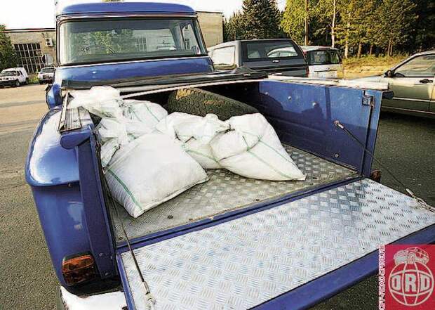 Задний борт открывается очень непросто. По бокам есть две кнопочки (одну из них видно на правом борту). Так вот, их надо одновременно надавить обеими руками и потянуть на себя борт... третьей. Нет, правда, я, например, открывал борт подбородком.