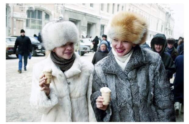 4. Есть мороженое даже зимой в мире, жизнь, иностранцы, люди, привычки, россия