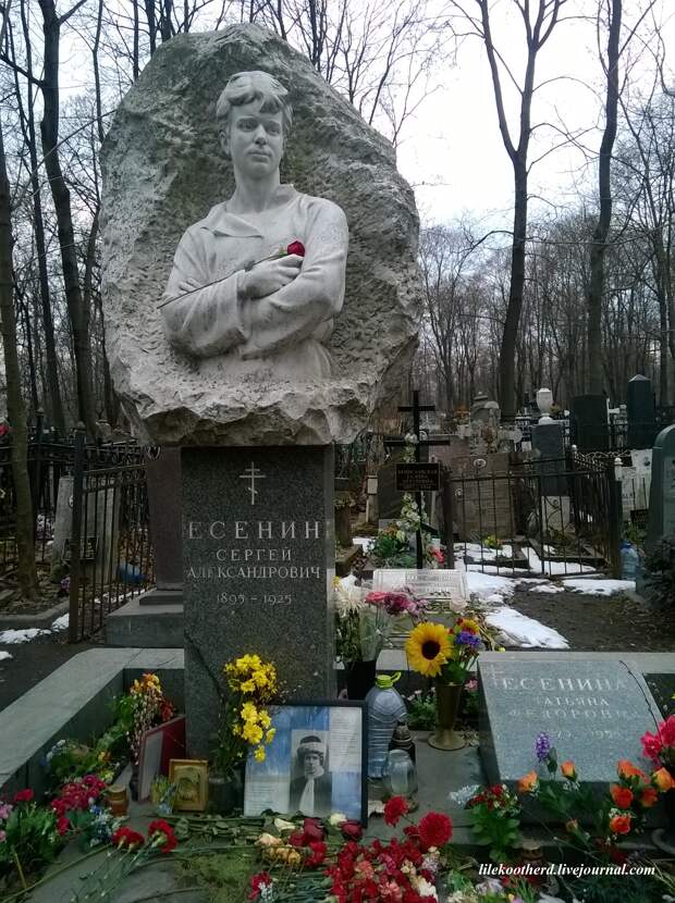 Памятник на могиле Сергея Есенина на Ваганьковском кладбище в Москве. / Фото: my.mail.ru