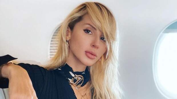 Лобода похвасталась загорелыми ногами на фоне дубайских небоскребов