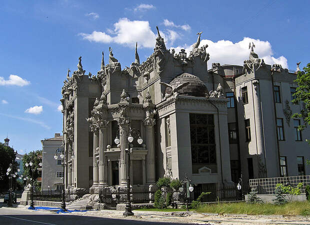 800px-House_with_Chimaeras_RU
