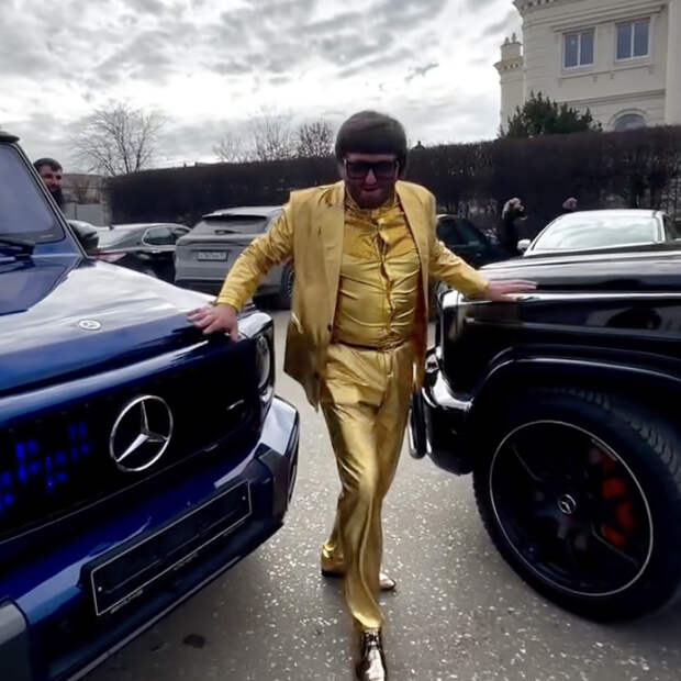 Автоблогер в золотом костюме показал колонну из Rolls-Royce и «геликов» на свадьбе в Чечне