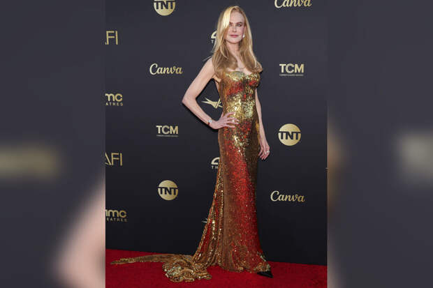Актриса Николь Кидман вышла в свет в золотом платье с декольте