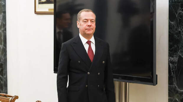 Медведев: Зеленский продолжит жить до конца развала Украины