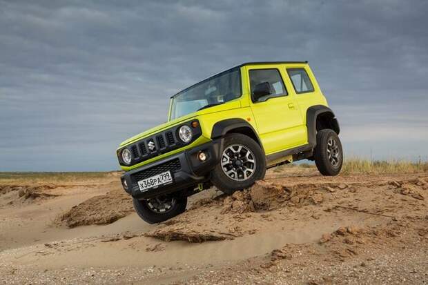 Suzuki Jimny имеет высокий дорожный просвет и устойчив во время езды/ Фото: 5koleso.ru