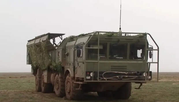 Минобороны показало кадры уничтожения из ОТРК «Искандер-М» колонны автомобилей для перевозки боеприпасов ВСУ в Сумской области