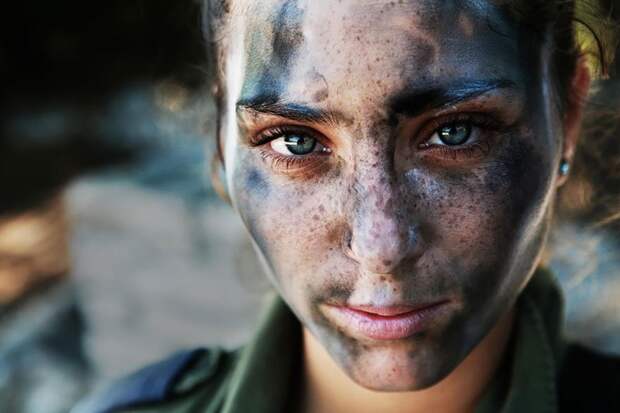 18-летняя военнослужащая израильской армии сделала передышку после длинного марш-броска в полной амуниции. история, факты