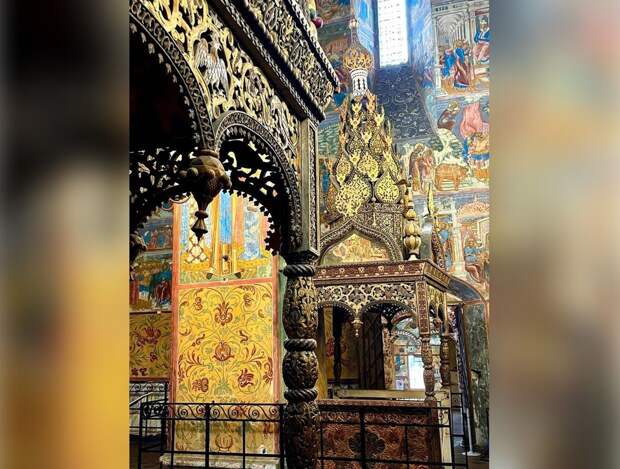 Богатство убранства храма Ильи Пророка в Ярославле поражает