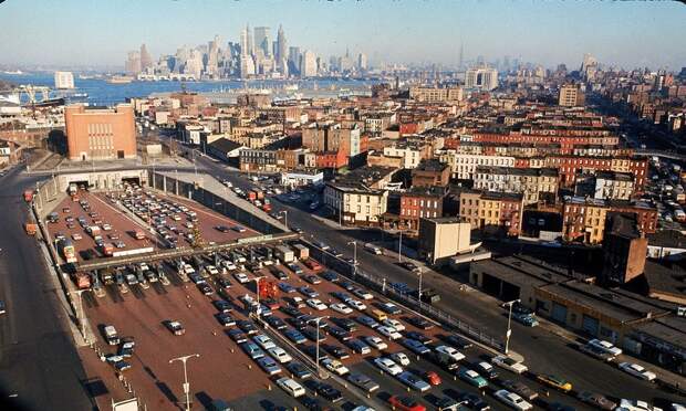 пробка на въезд в туннель Brooklyn Battery, ведущий в Манхэттен, во время первой масштабной забастовки работников сферы транспорта в Нью-Йорке в 1966 году. Фото Arthur Schatz.jpg