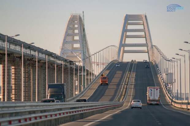 Украинцы указывают на опасность Крымского моста. Фото:most.life/multimedia