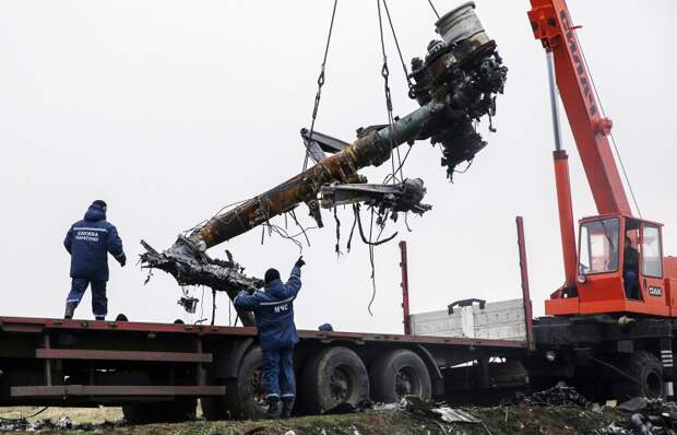 Погрузка обломков разбившегося под Донецком Boeing для отправки в Нидерланды 