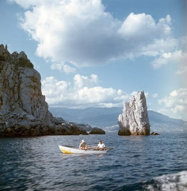 Рыбаки в лодке на Черном море, 1970 год