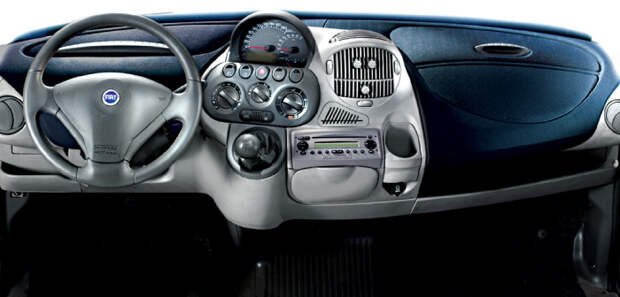 Итальянский компактвэн Fiat Multipla внутри еще страшнее, чем снаружи.