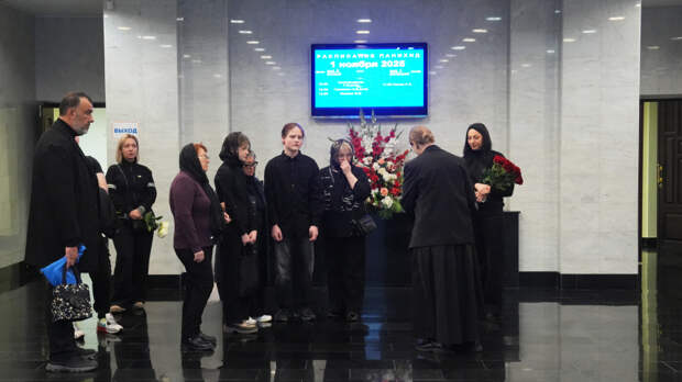 «Мой сын был светлым человеком»: речь мамы Романа Попова на прощании с актером