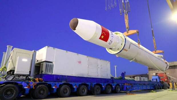 Погрузка ракеты CZ-11 на трейлер для перевозки к месту старта