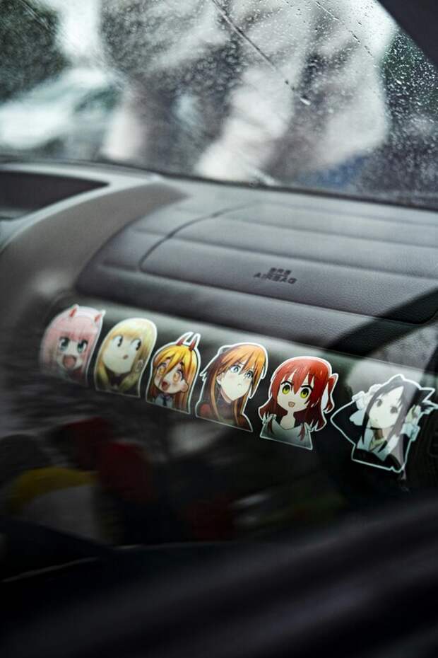 Ричард Хаммонд удивил поклонников аниме, прокатившись на Porsche в стиле Azur Lane