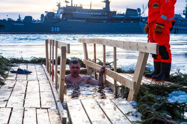 Дело о нападении моряков во Владивостоке и тайна стелы в Ижевске: главные новости регионов