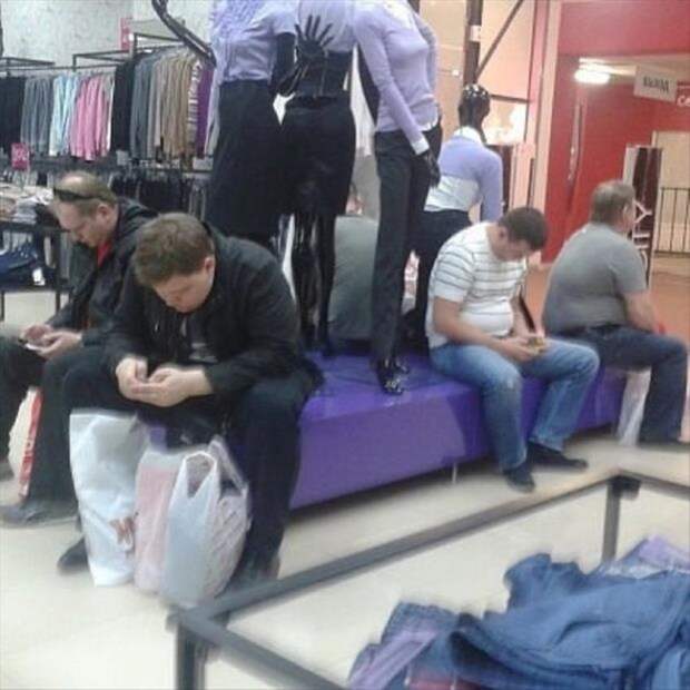 Мужчины на шопинге: фото со всего мира о том, что поход по магазинам — боль и ад