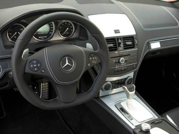 Mercedes-Benz устроил "осенний бал" для C63 AMG