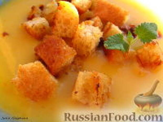 Фото к рецепту: Картофельный суп-пюре с грибами и гренками