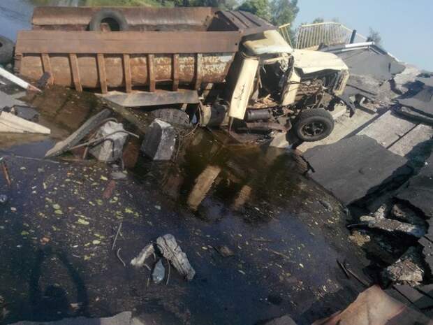 Грузовик упавший из взорванного моста
