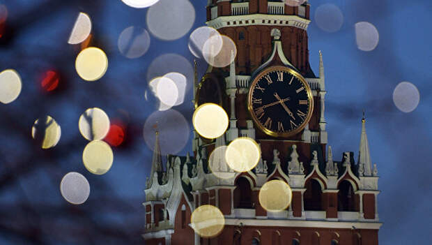 Праздничная иллюминация и Спасская башня Московского Кремля на Красной площади