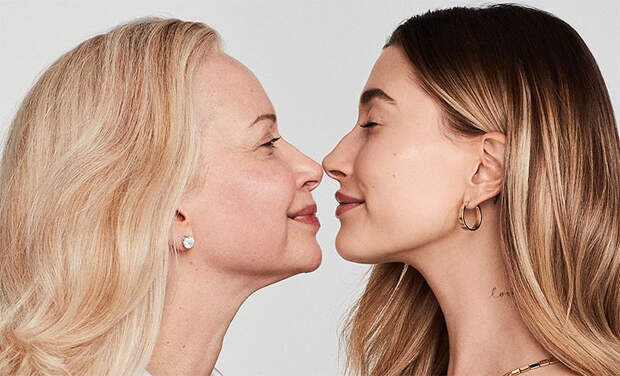 Красота вне времени: Хейли Болдуин вместе с мамой снялась в рекламной кампании бьюти-бренда