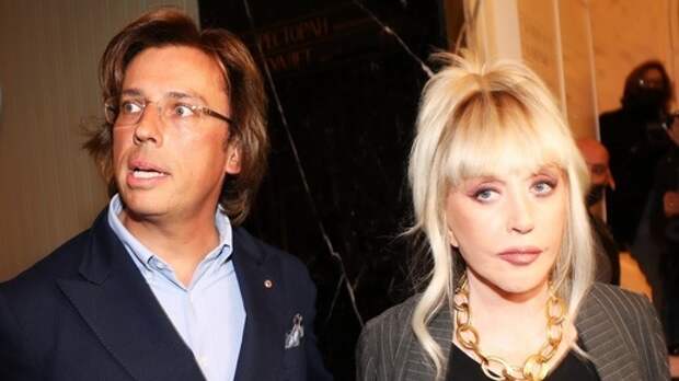 Покинутая мужем Пугачева вышла в свет в новой компании