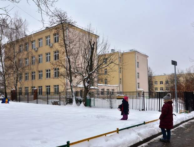 Здание школы было построено в 1940 году / Фото: Александр Кочубей, «Юго-Восточный курьер»