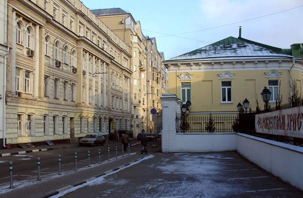 Почем в Москве продают помещение в доме 1860-года постройки