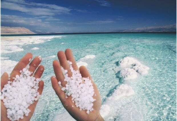 Из-за чего в морях вода соленая, а в реках пресная?
