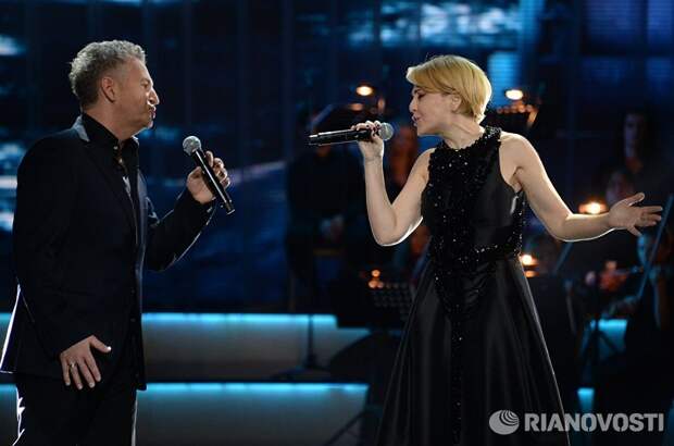 Певцы Леонид Агутин и Анжелика Варум выступают на первой Российской национальной музыкальной премии