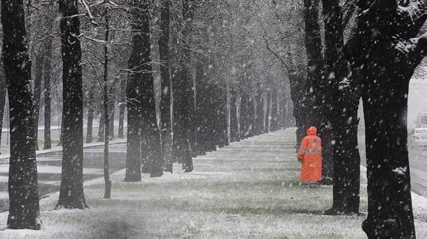 Синоптики спрогнозировали снежные выходные в столице