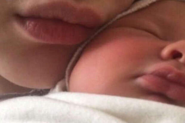 «Мы привыкли все контролировать, но рождение новой жизни — это всегда чудо»: Дарья Клюкина показала редкое фото с сыном из роддома