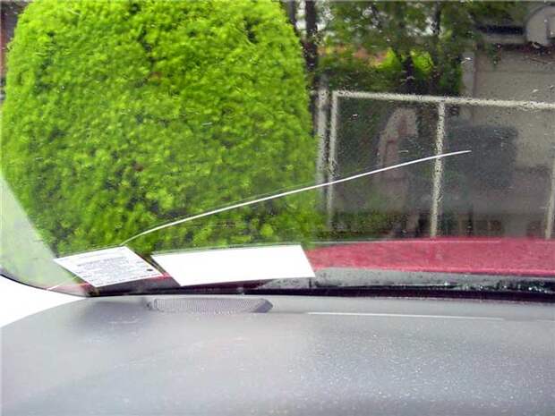 Советы автовладельцам как остановить трещину на лобовом стекле.