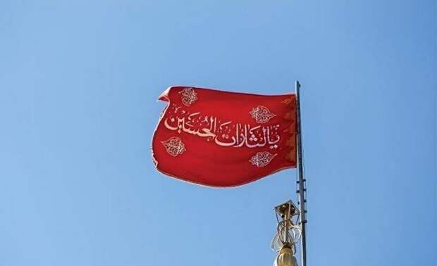 Красный «флаг мести» подняли над мечетью Джамкаран в иранском священном городе шиитов Кум. Флаг обозначает желание отомстить за погибших 3 января в теракте в иранском Кермане.