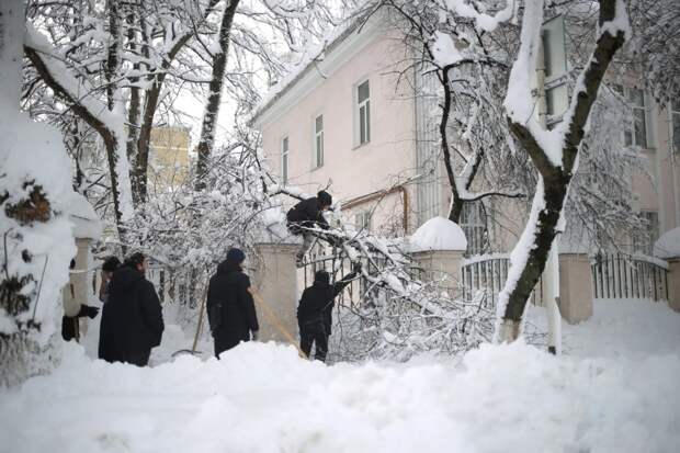 К уборке снега в Майкопе привлечены людские ресурсы и вся имеющаяся техника