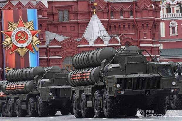 Зенитный ракетный комплекс С-400 Триумф на военном параде на Красной площади, посвящённого 72-й годовщине Победы в Великой Отечественной войне 1941-1945 годов