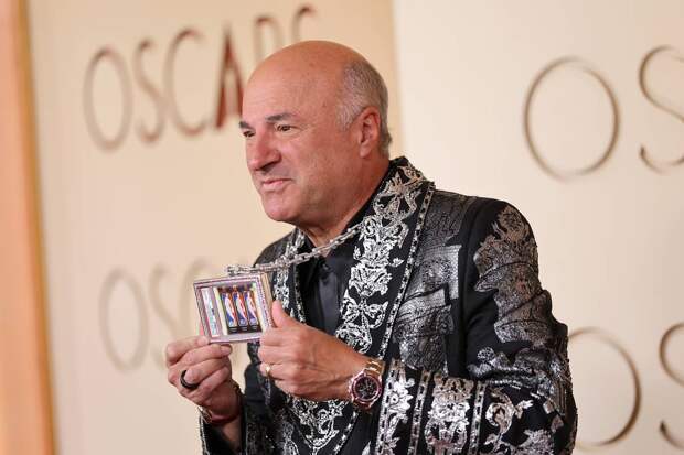 Актер появился на «Оскаре» с украшением за миллиард рублей