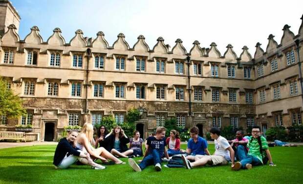 Кембриджский колледж, Англия (иллюстрация из открытых источников)