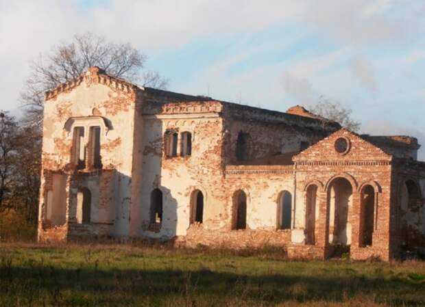 Полуразрушенное здание усадьбы князя Щербатова в Хорошках | Фото: fakty.ua