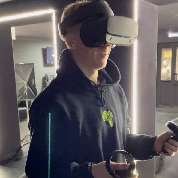Очки и джойстики для управления персонажем в VR игре