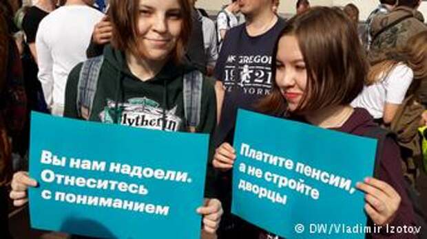 Участницы протеста повышения пенсионного возраста в Санкт-Петербурге 9 сентября 2018 года