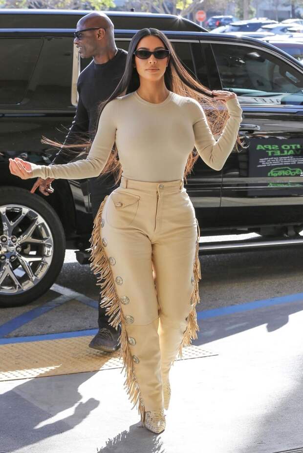 Эпатажные брюки Ким Кардашьян с бахромой. Тренд или анти-тренд? (фото 1)