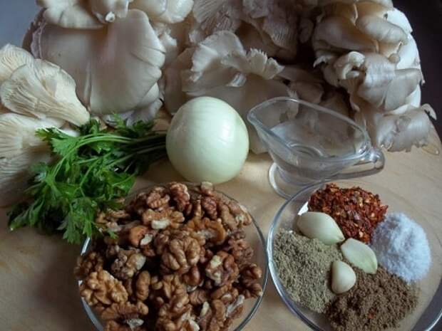 Грибной салат из вешенок с орехами и специями (3)