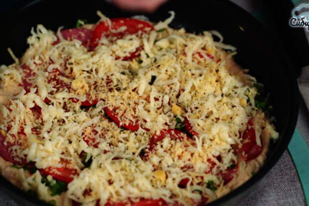Домашняя пицца с сервелатом и томатами с сыром на сковороде: шаг 7
