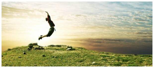 прыгающий человек на фоне пейзажа