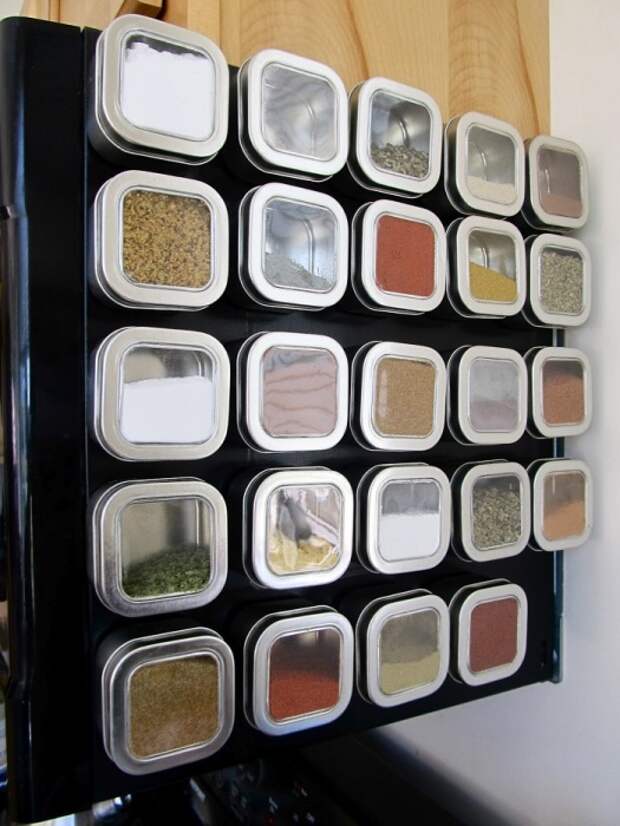 Размещение круп на магнитной доске сэкономит много места на кухне. / Фото: legko.com