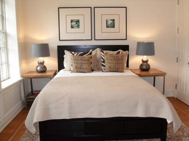 В дизайне небольшой спальной комнаты можно использовать молдинги, но лучше чтобы они были того же цвета что и основная поверхность 