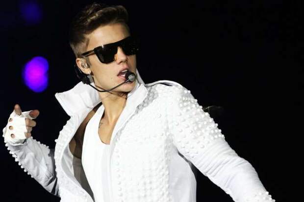 Age: 20 Earnings: $80 million Discovered through his YouTube videos in 2007, he became an internet sensation with his popular single Baby (2010). Popular hits of the singer include One Time (2009), As Long As You Love Me (2012), Boyfriend (2012) and Beauty and a Beat (2013). At present, he enjoys a global fan base with over 40 million followers on Twitter.